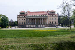 Вид на дворец со стороны парка