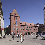 на площади Haidplatz стоит “Neue Waag” – могучее здание, построенное в 14 веке как жилой дом, в 15 веке служило городской весовой палатой, потом – библиотекой, сейчас – Судебное управление
