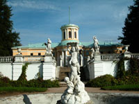 Вид с террасы парка на дворец