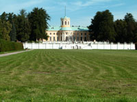 Вид из парка на дворец