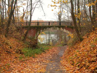 Мост в парке - по нему проходит аллея