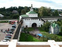 Вид с колокольни на святые ворота с Никольской церковью