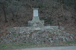 Binger Loch Denkmal - von User Peter_Weller on de.wikipedia (Eigenes Werk) [GFDL (http://www.gnu.org/copyleft/fdl.html) oder CC-BY-SA-3.0 (http://creativecommons.org/licenses/by-sa/3.0/)], via Wikimedia Commons