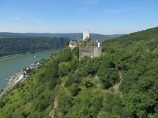 Burg Sterrenberg gesehen von Burg Liebenstein - von Jörg Braukmann (Eigenes Werk) [CC BY-SA 4.0 (http://creativecommons.org/licenses/by-sa/4.0)], via Wikimedia Commons