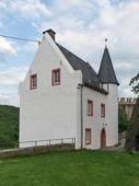 Womens house, Sterrenberg Castle, West view  - von DXR (Eigenes Werk) [CC BY-SA 4.0 (http://creativecommons.org/licenses/by-sa/4.0)], via Wikimedia Commons