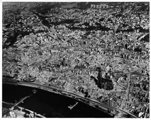 Die Altstadt von Frankfurt nach den schweren Bombardements durch Alliierte. Luftbild von Juni 1945