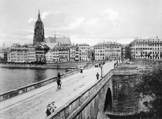 Rekonstruierter Dom von der Alten Brücke aus gesehen, am Mainufer des Untermainkais mit klassizistischer Bebauung, Fotografie um 1911 von Carl Friedrich Fay