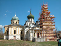 Успенский (справа) и Троицкий (слева) соборы