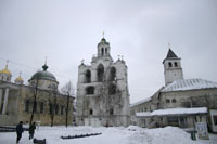 Звонница, слева церковь Ярославских чудотворцев, справа - Святые ворота